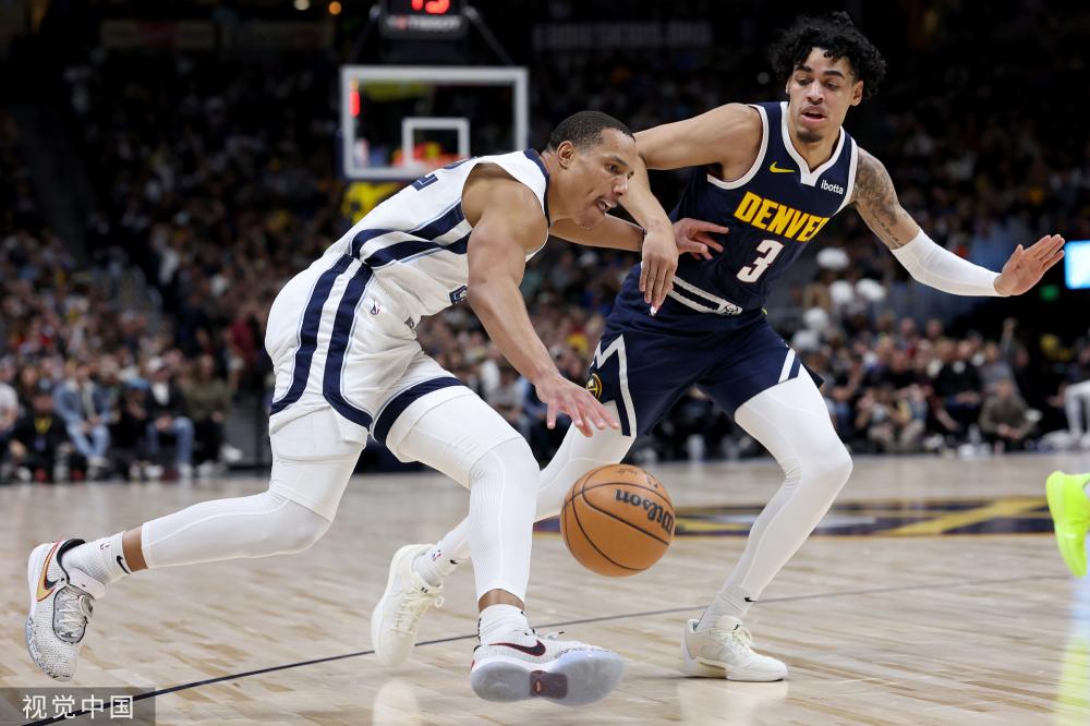 看到他身披 看到他身披